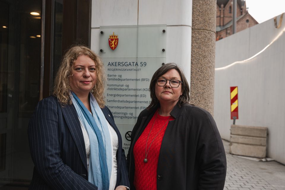 Elisabeth Steen og Ellen Dalen ved åpningen av mellomoppgjøret i staten 2025.