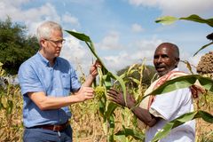 Jan Thomas Odegard besøker Somalia og ser hvordan lokalbefolkningen forsøker å tilpasse seg klimaendringer. Foto: Utviklingsfondet