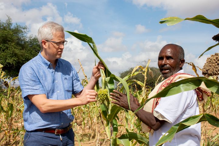 Jan Thomas Odegard besøker Somalia og ser hvordan lokalbefolkningen forsøker å tilpasse seg klimaendringer. Foto: Utviklingsfondet