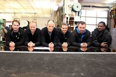 Ole Marius Andersen, Dan Varholm, Dag Bratlie, Massimiliano De Benidites, Andrzei Cepuk, Nizar Issa og Anders Bralie (ikke tilstede) utgjør den internasjonale staben i Asker Glassmesterforretning.