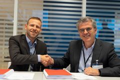 Pål Gjermstad, Innkjøpsdirektør i Sparebank 1, og Stein Arthur Andersen, SVP Sales, EVRY