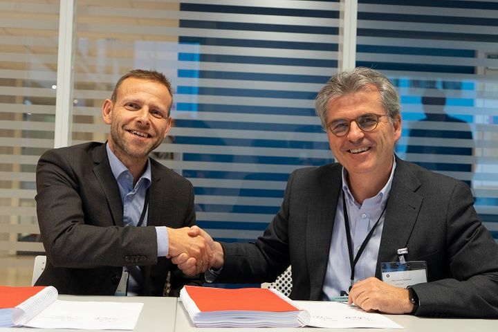 Pål Gjermstad, Innkjøpsdirektør i Sparebank 1, og Stein Arthur Andersen, SVP Sales, EVRY