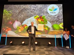Direktør i BKLF, Gunnar Bakke, tok i mot prisen. Foto: Solveig Lygre, BKLF.