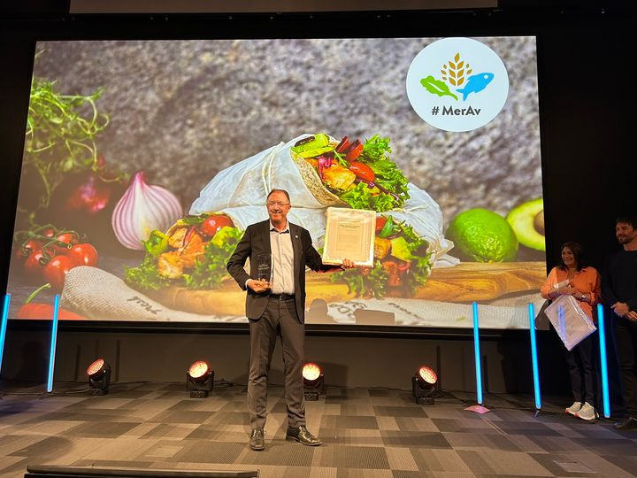 Direktør i BKLF, Gunnar Bakke, tok i mot prisen. Foto: Solveig Lygre, BKLF.
