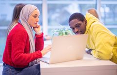 Studenter ved UiS får nå enda flere spennende studier å velge mellom. På bildet ser vi studentambassadørene Amal Kamal og Simeon Vyizigiro. (Foto Elisabeth Tønnessen)