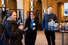 I dag ble alle på Stortinget møtt med informasjon om jubileet Rett til å stemme. Stemmerett for alle i 100 år, kaffe og boller. Her er stortingspresident Tone W. Trøen og Øyvind Torvund (t.h.) i samtale med Kristel Rusdal i Stortingets administrasjon.