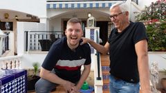 Niklas Silseth Baarli skal lære seg å bli mer praktisk og handy. Her med pappa Lars. Foto: TV 2.