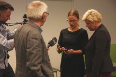 Prosjektleder Ingvild Nygaard demonstrerer DFØ-app for finansminister Siv Jensen. Intervjues av Dagens Næringsliv.