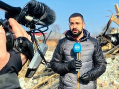 Korrespondent Yama Wolasmal inne i Ukraina. Hvordan NRK dekker krigen blir tema i Kringkastingsrådet 21/6. FOTO: NRK