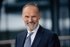 Nytilsatt administrerende direktør i Kredinor, Klaus-Anders Nysteen, vil at inkasso i langt større grad enn i dag, skal assosieres med god kundeoppfølging av mennesker i en vanskelig økonomisk situasjon. – Vi er kundenes hjelpere og det innebærer blant annet at vi både behandler og omtaler dem som kunder, sier Klaus-Anders Nysteen. Foto: Nicolas Tourrenc
