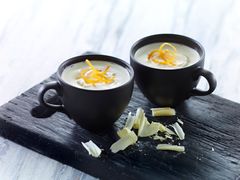 Varm hvit sjokolade med appelsin. Foto: Melk.no