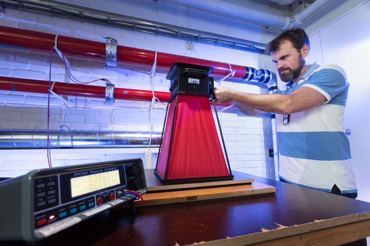 I SINTEFs lab kan alle typer ventilasjonstekniske instrumenter kalibreres. Foto: Werner Juvik