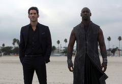 Lucifer: Tom Ellis i rollen Lucifer, og hans bror Amenadiel, spilt av D.B. Woodside. Foto: FOX