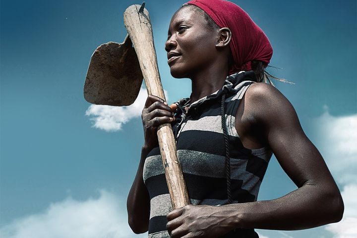 Blant prosjektene man kan investere i er to-hjuls traktorer i Malawi. Med en slik traktor kan bønder som Thandiwe Nkhoma fra Malawi oppgradere fra hakken hun bruker i dag. Foto: Julie Lunde Lillesæter, Differ Media.