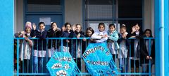 Norge gir et ekstraordinært bidrag på 64 millioner kroner til palestinske flyktninger. Palestinske barn feirer her lanseringen av UNRWAs kampanje Dignity is Priceless. Foto: UNRWA.