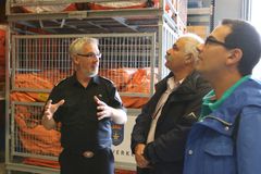 Andrew Wright fra IUA Vestfold ga de besøkende fra Malta, Richard Gabriele og Mevric Zammit, en grundig innføring i hvordan brannmannskapene må øves realistisk på innsats mot akutt forurensning.