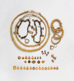 Skatten som ble funnet i en myr i Buskerud i 1834. Den ene gullkjedet veier nesten en kilo. Dette er en enestående samling av kostbarheter; store gullringer, frankiske gullsmykker, arabiske mynter, fargerike perler, romerske antikviteter og en engelsk ring.FOTO:Kulturhistorisk museum