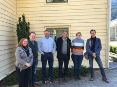 COWI har holdt et seminar på Ornes i Sogn og fjordane om brannsikring av Urnes stavkirke - den eldste i landet. På bildet: Karin Axelsen (Riksantikvaren),
Terje Øverby (COWI),
Georg Waaden (COWI)
Martin Bøifot (COWI),
Guro Hjelmervik (COWI),
Harald Ibenholt (Riksantikvaren)