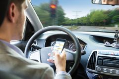 Menn (43 %) bruker oftere mobilen uten handsfree når de kjører bil, enn kvinner (35 %). Det er også en høyere andel som svarer «Ja» blant personer mellom 18-29 år (52 %) og 30-39 år (58 %). Foto: istockphoto