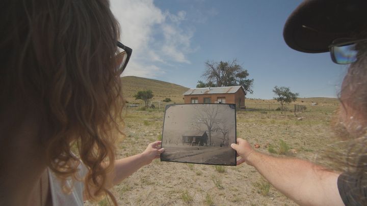 Randy og Linda Guijarro har funnet ruinene etter bygningen på bildet, i New Mexico. Foto: National Geographic Channels/Jeff Aiello