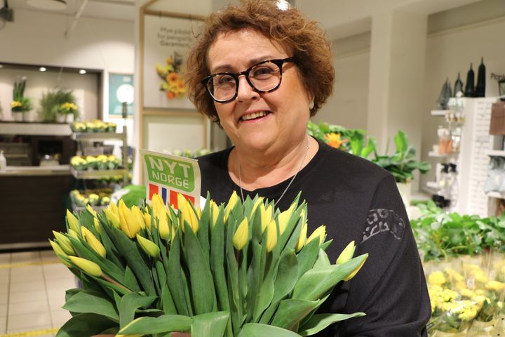Landbruks- og matminister Olaug Bollestad oppfordrer til å kjøpe blomster merket med Nyt Norge. Foto: Landbruks- og matdepartementet.