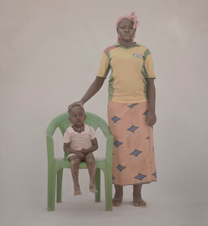 Poko (15 år) med Tiga (3 år), fra Burkina Faso.