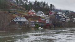 Antall vannskader stiger, likevel er få nordmenn bekymret for om boligen tåler klimaendringer. Her fra en flom på Voss i 2022. Foto: Privat.