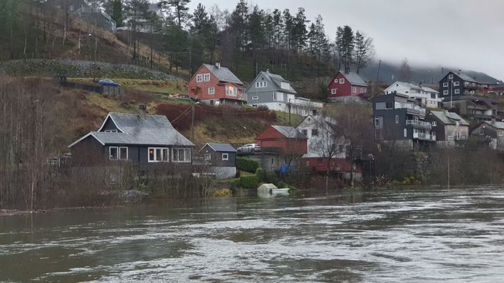 Antall vannskader stiger, likevel er få nordmenn bekymret for om boligen tåler klimaendringer. Her fra en flom på Voss i 2022. Foto: Privat.