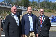 Ordfører i Tvedestrand, Jan Dukene, samferdselsminister Jon Georg Dale og ordfører i Arendal, Robert Cornels Nordli