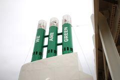 Tydelig miljøprofil: Slik ser de 3 nymalte pipene ut på MS Stavnagerfjord med den pålydende signaturen «We are green». Foto: Fjord Line