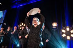 Dobbeltvinner: Seinere på kvelden vant Juvikprodukt også prisen Juryens Utvalgte. Her holder Hanne-Cecilie Sporsheim prisen i været. Foto: Bitmap / Det norske måltid