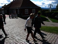 Statsråden ankommer Kongsvinger festning. Nyoppussede Kommandantboligen i bakgrunnen.