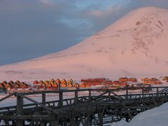 Losleilighetene ligger i nærheten av områdene som er rammet på Svalbard, men er ikke rasutsatt. Her ser vi de karakteristiske spisshusene med Sukkertoppen i bakgrunnen. Foto: Kystverket