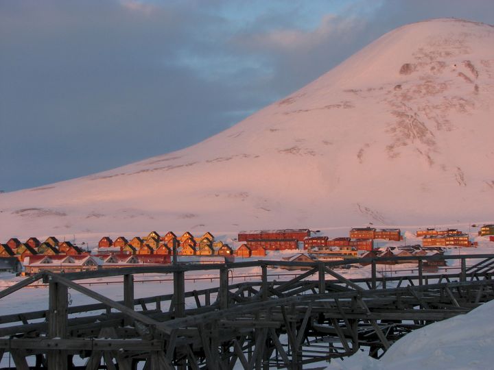 Losleilighetene ligger i nærheten av områdene som er rammet på Svalbard, men er ikke rasutsatt. Her ser vi de karakteristiske spisshusene med Sukkertoppen i bakgrunnen. Foto: Kystverket