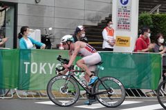 Gustav Iden jakter litt bak fremste felt på sykkel i Tokyo 2020. Foto: Geir Owe Fredheim (kan brukes redaksjonelt)