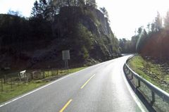 Det er fjellknausen midt i bildet som blir sprengt ved riksveg 13 mellom Stavanger og Hjelmeland onsdag. Foto: Statens vegvesen