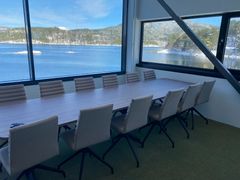 Konferanse- og møterommene har flott utsikt over fjorden.