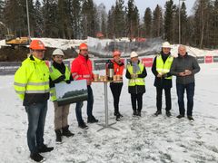 Det er høye miljøambisjoner knyttet til Ullern flerbrukshall, som skal bygges som passivhus og ha egne energibrønner som vil dekke 90 prosent av varmebehovet.

Fra venstre: Prosjektleder Rune Gallefoss i Kruse Smith Entreprenører AS, prosjektleder Magnus Hanæs i Kultur- og idrettsbygg Oslo KF, distriktsjef Håkon Løberg i Kruse Smith Entreprenører, regiondirektør Anne-Hilde Bråtebæk i Kruse Smith Entreprenører AS, direktør og byggherre Eli Grimsby i Kultur- og idrettsbygg Oslo KF, byråd for næring og utvikling, Kjetil Lund (Ap), i Oslo kommune og daglig leder Hans Skageng i Ullern IF. Foto: Kultur- og idrettsbygg Oslo KF