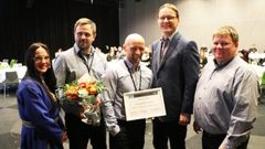 Fra dagens prisutdeling, fra venstre: Ellinor Marita Jåma leder Norske Reindriftsamers Landsforbunds (NRL), Ivar Smuk Rollstad, Finnmarkrein, Johan Mathis Buljo, Finnmark Rein, statssekretær Widar Skogan og Johan Anders Lifjell, markedsutvaldet for reinkjøtt.Foto: Landbruks- og matdepartementet