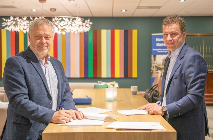 YS-leder Erik Kollerud og administrerende direktør i Nordea Liv, Hans-Erik Lind, signerer avtale om pensjonssparing for YS’ medlemmer. Foto: Helene Husebø/Parat.