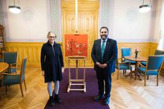 Kunstner Astrid Nondal og stortingspresident Masud Gharahkhani med verket Missing color. Foto: Stortinget/Sigbjørn P. Kiserud