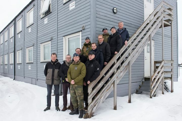Representanter fra Forsvarsministeriet, Forsvaret og Forsvarsbygg utenfor byggherrekontoret på Ørland flystasjon.