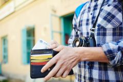 Betaler man reisen med kredittkort kan man få refusjon fra kortselskapet. Visse forutsetninger gjelder. | Foto: Shirosonov (istockphotos)