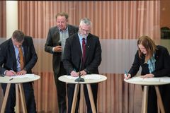 The contracts were signed by Bodø’s Mayor Ida Pinnerød, the Norwegian Defence Estates Agency’s representative Stig Nilsen, and Avinor’s CEO Abraham Foss. Minister of Transport and Communications Jon-Ivar Nygård was also present at the signing (Photo: Øystein Løwer / Avinor)