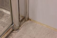 TA EN TITT: Kriker og kroker i våtsone kan være avslørende for tilstanden på badet. Foto: Iver Valkvæ/ifi.no