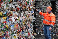 NY TEKNOLOGI: I prosjektet skal det gjøres blokkjede-verifisert sporing av plastemballasje fra innsamling, sortering og resirkulering til det ender som nye avfallssekker. FOTO: Grønt Punkt Norge