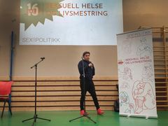Eleven Mathis Eira ved samisk videregående skole og reindriftsskole joiket på lanseringen av Uke 16.