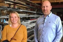 Siri Ruud Røgeberg, teknisk koordinator hos Schüco og Tom Erik Pettersen, daglig leder hos Aluminium Fasader AS var begge strålende fornøyd da Schüco produsenten mottok NS-EN 1090 sertifiseringen i Larvik.