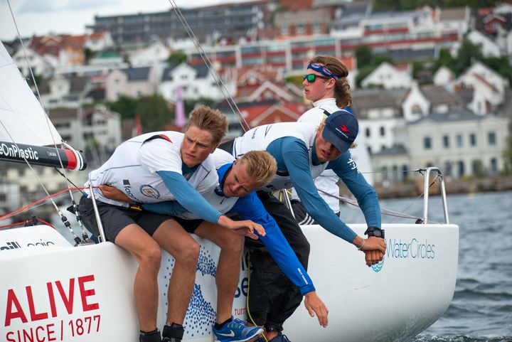 UNGE SEILERE: Oscar Nøttingnes Skovly er skipper for et av de yngste lagene i Mesternes Mester. Selv er han nylig uttatt til å seile junior-VM i seiling for Norge. FOTO: Morten Jensen