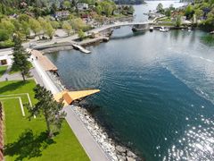 Badebrygge med stupebrett. Her er alt klart for badeliv. Dronefoto: Edvin Wibetoe Fri bruk mot kreditering